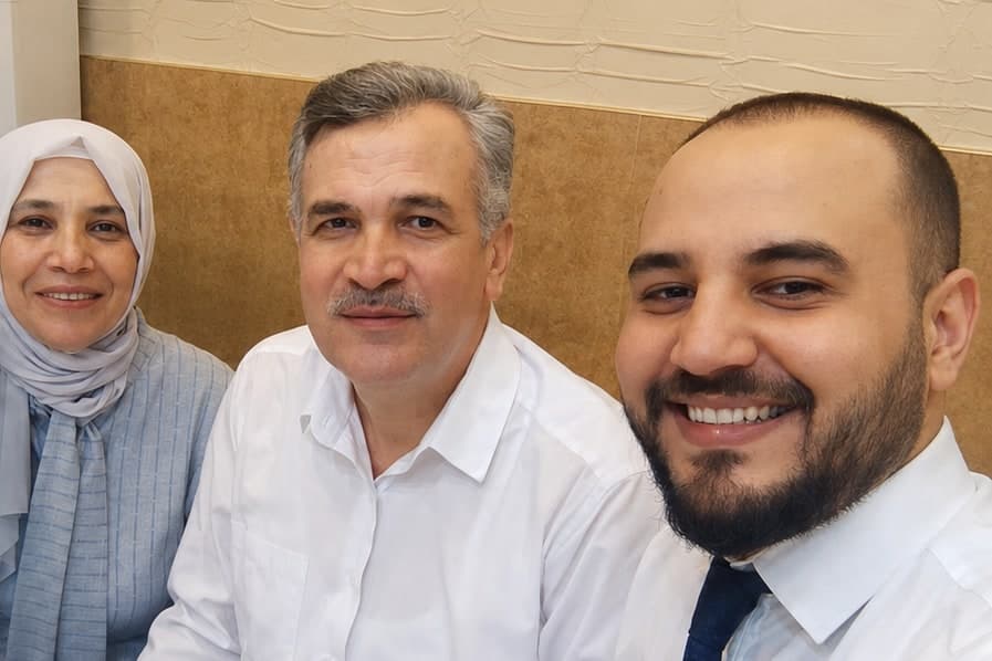 Alperen Gövrek, annesi ve babasıyla birlikte